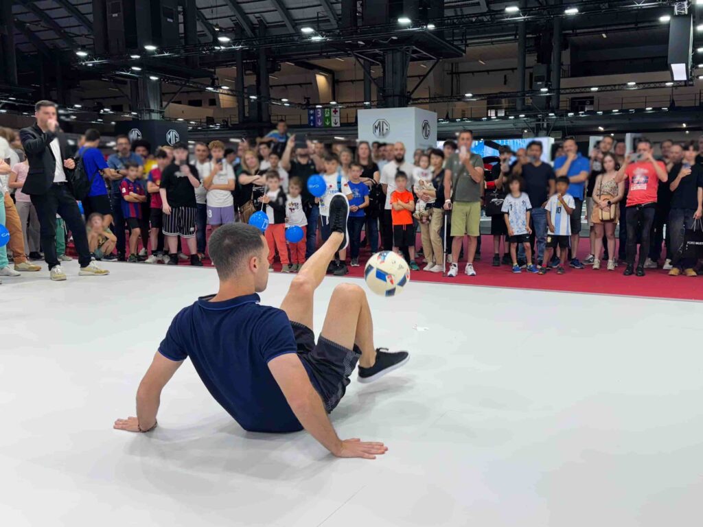 Show de un freestyler de fútbol profesional en una feria de Barcelona