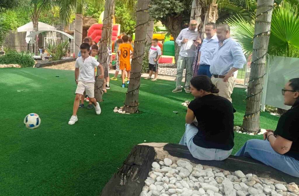 niños jugando y aprendiendo freestyle fútbol en una primera comunión