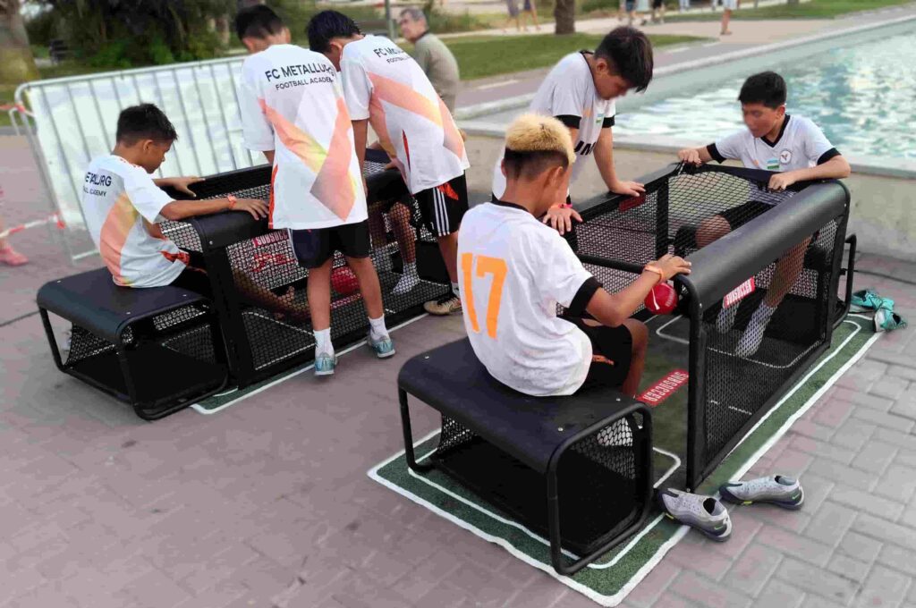 Animación de fútbol para cumpleaños en Barcelona con freestylers y juegos con niños