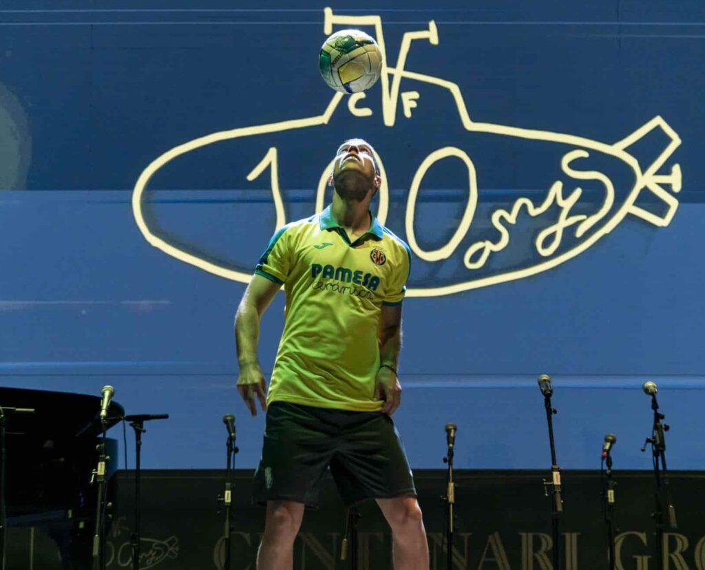 Show de freestyle fútbol en el Estadio de la Cerámica durante la Festa del Centenari del Villarreal CF