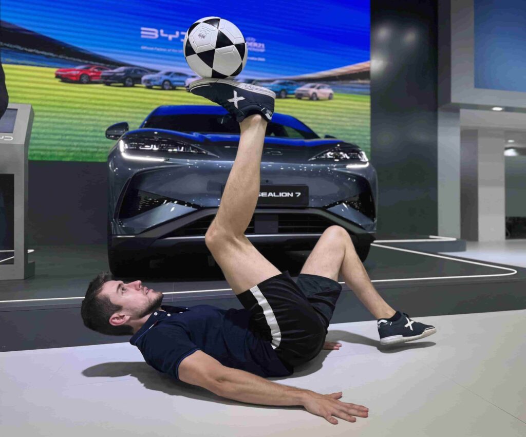 freestyler realizando un espectáculo de fútbol durante un congreso en España