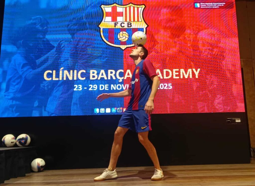 Freestyler profesional de TOP TEAM realizando un show de fútbol freestyle y animación en un evento de la Barça Academy en Barcelona.