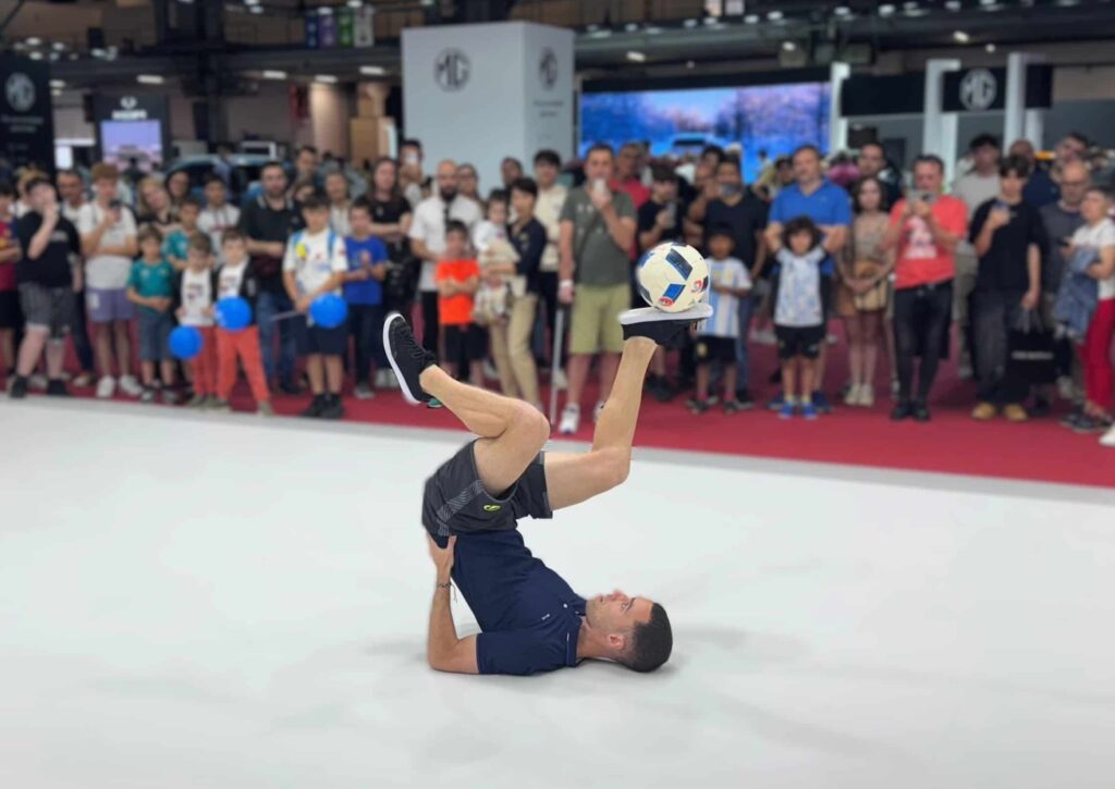 Top Team Freestylers realizando trucos de fútbol freestyle frente al público